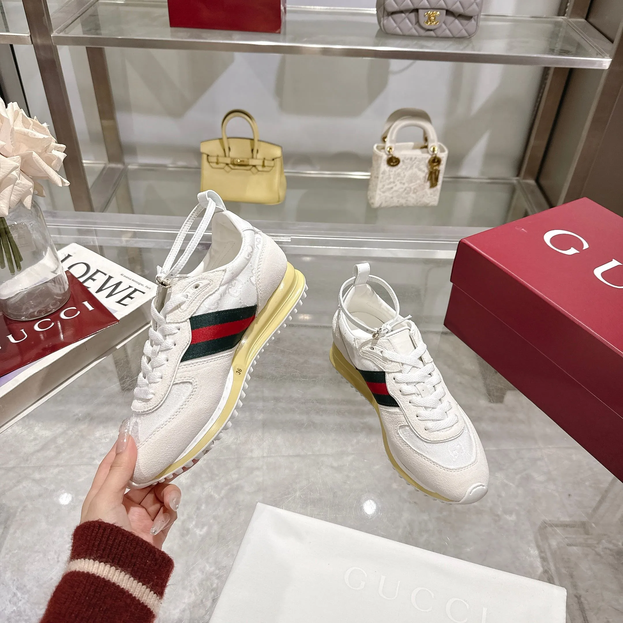 👟👟Ex-factory price 640👟👟 2025 dynamic item👍Light and flexible outsole has been specially treated🌹Permeated with a strong retro style💋Removable and adjustable ankle strap. 👌The tongue is decorated with a 3D Gucci logo created by high-frequency embossing technology❤The fabric lining is comfortable👏Breathable👏Ultra-light vacuum foam sole, very lightweight🍎Size 35-40, fully packaged